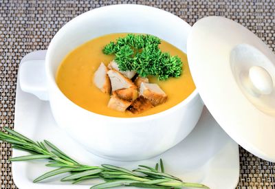 Крем-суп овощной с курицей и фокаччей